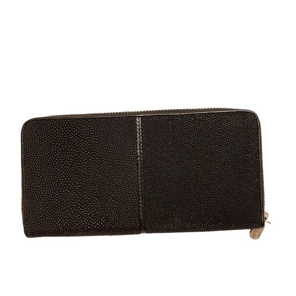 Stingray black zipper clutch wallet